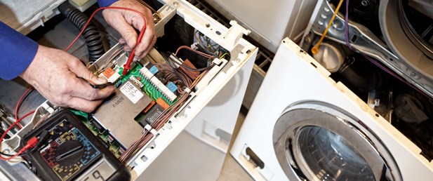 witgoedmonteur repareert wasmachine