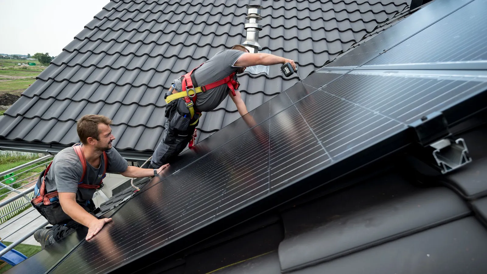 Zonnepanelen Monteren installeren dak - 1600