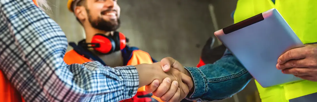 Istock 2133411769 Bouw handen schudden samen werken