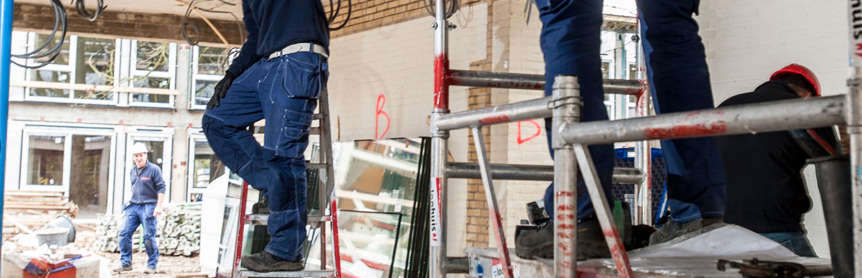 UV03233 veilig werken op hoogte bouwplaats ladder 1880