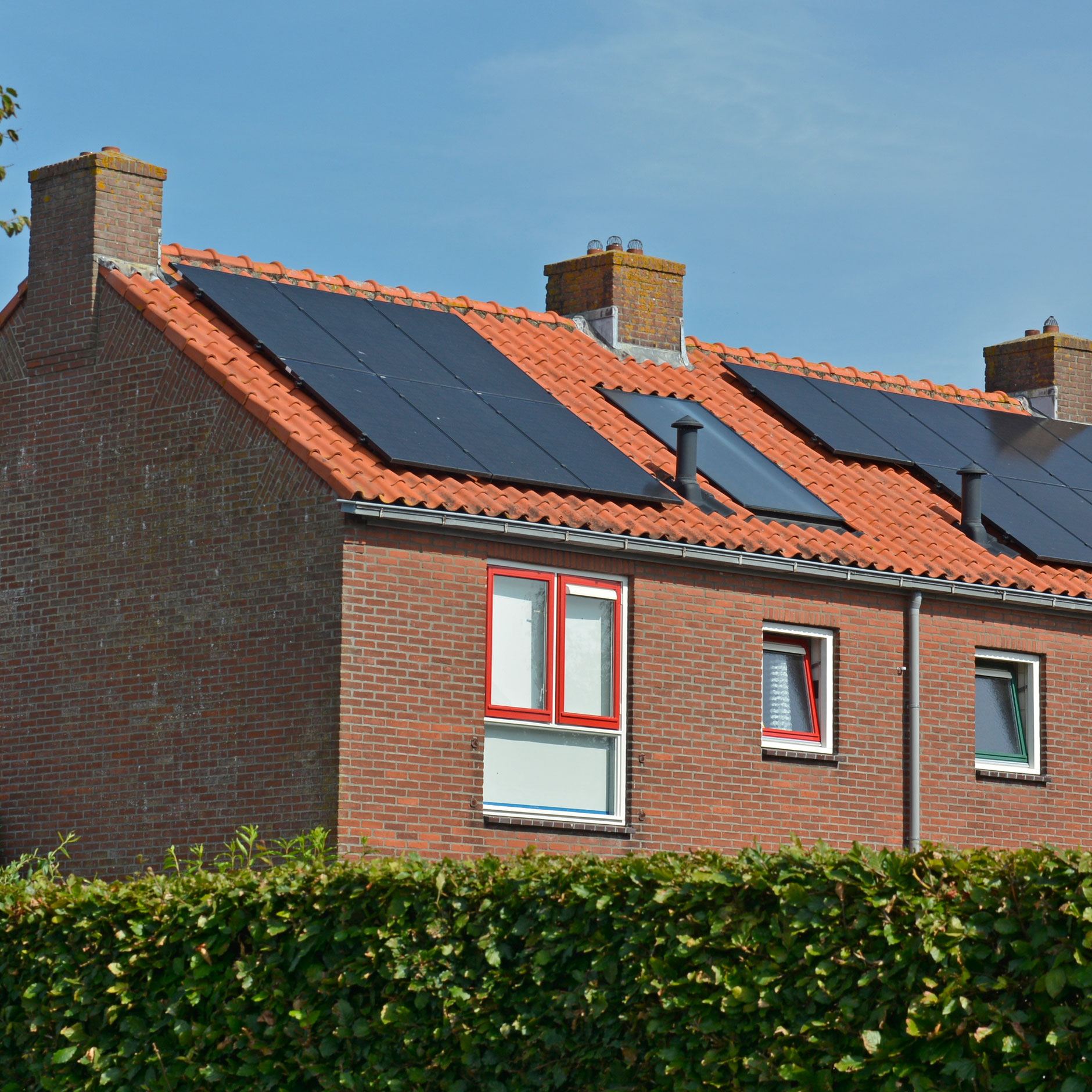 UV05893 Zonnepanelen huis woning - 1880